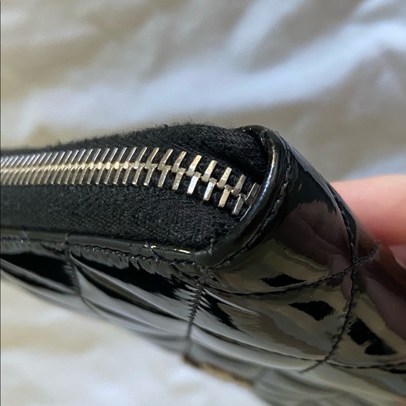 CHANEL Black, quilted patent leather wallet. - Picture 9 of 11